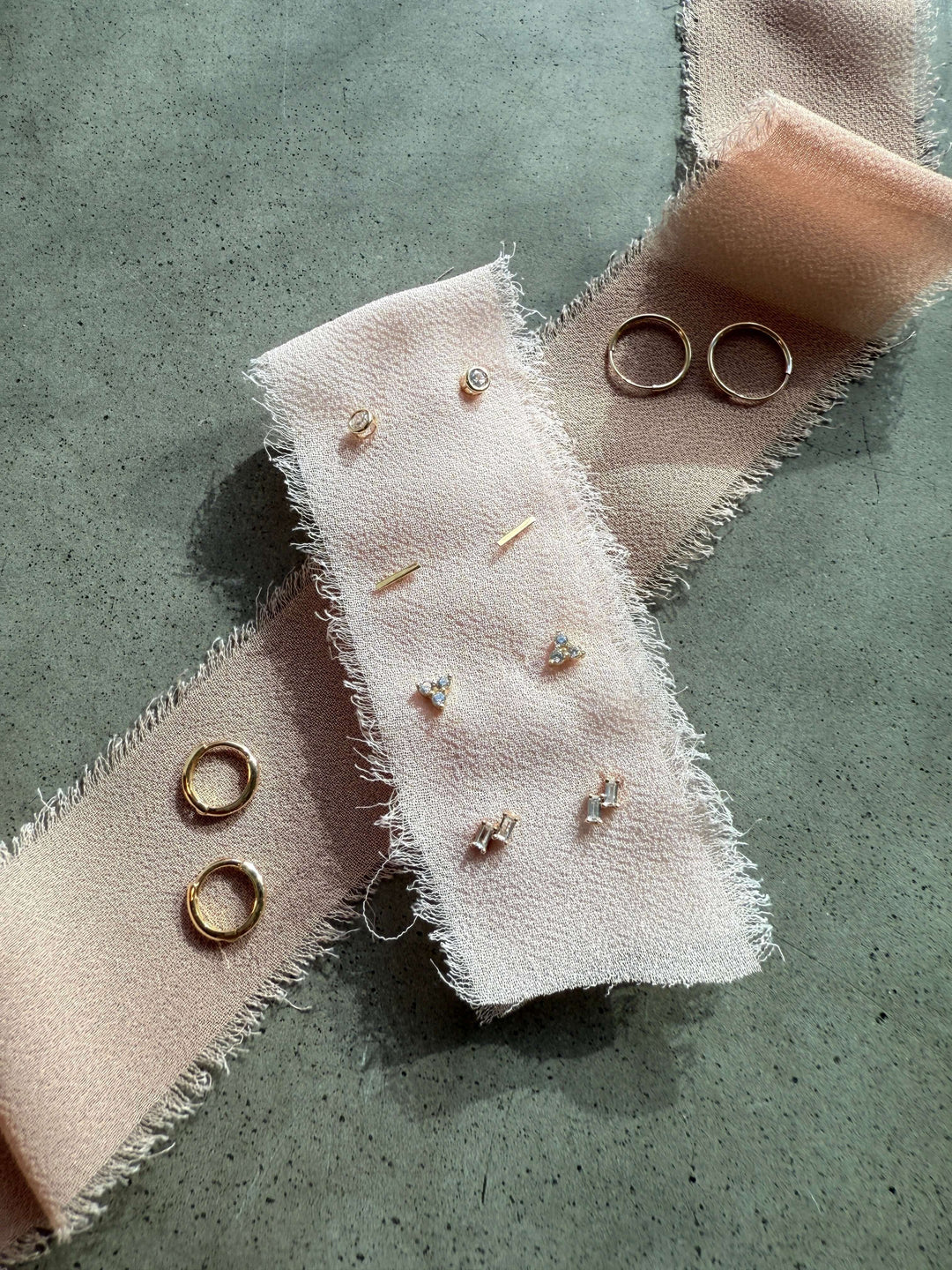 AURORA BAR EARRINGS 14KT YELLOW GOLD