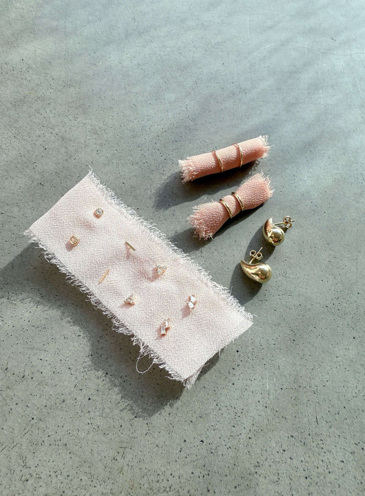 AURORA BAR EARRINGS 14KT YELLOW GOLD