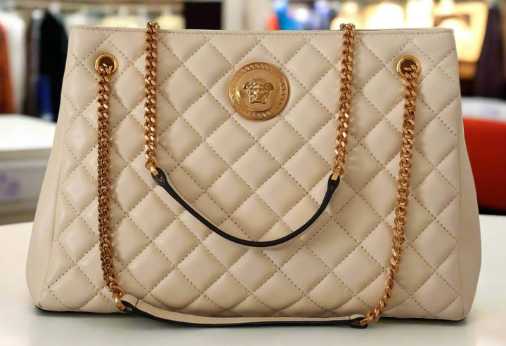 Bolso tote elegante de piel napa acolchada color blanco de VERSACE