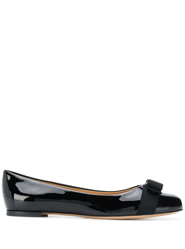 Ferragamo Women 'Varina' Black Ballet Shoes With Engraved Logo On The Bow In Patent Leather Woman