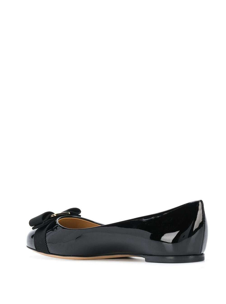 Ferragamo Women 'Varina' Black Ballet Shoes With Engraved Logo On The Bow In Patent Leather Woman