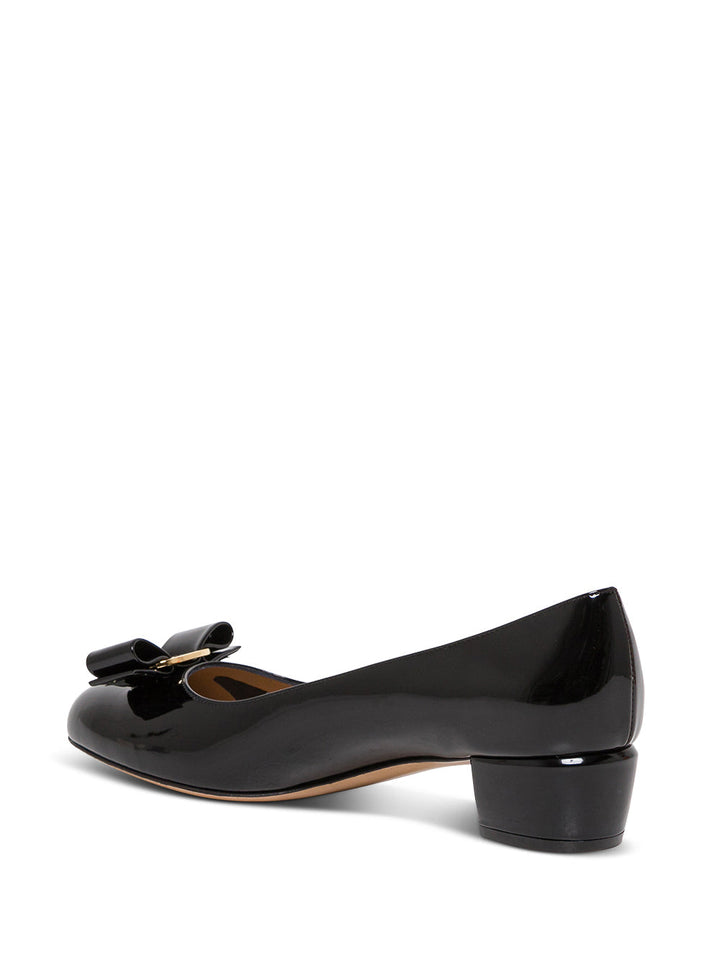 Ferragamo Women Vara Pumps In Black Patent Leather With Bow