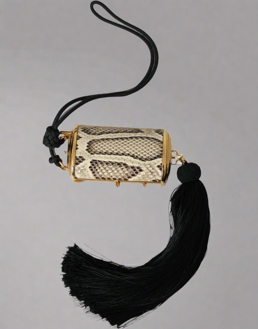 Bolso de maquillaje con borlas y miniespejo de piel exótica beige de DOLCE &amp; GABBANA