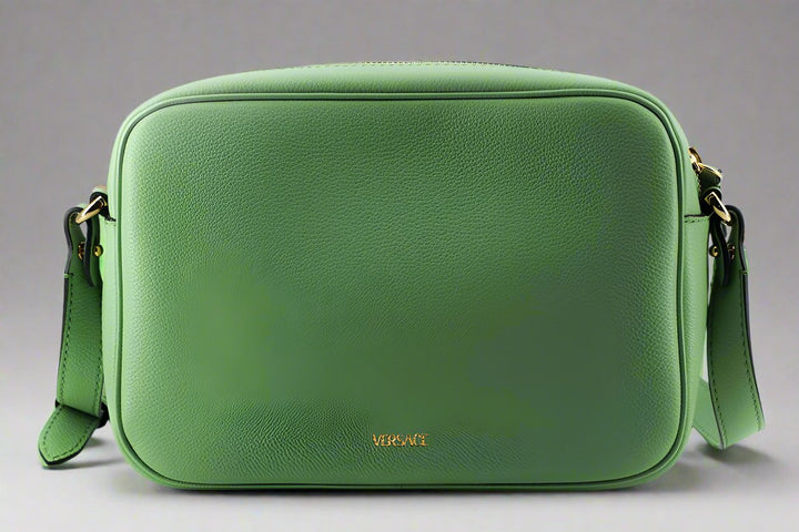 Elegante bolso de piel color verde menta para cámara VERSACE