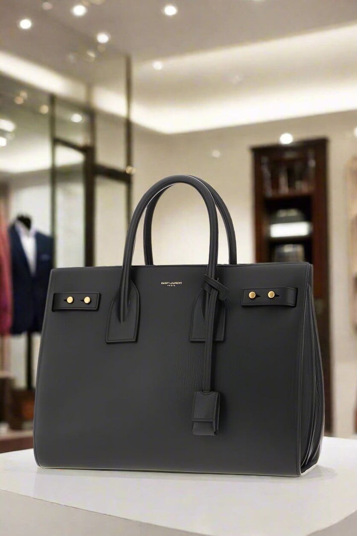 SAINT LAURENT Bolso Sac De Jour de piel de becerro negro