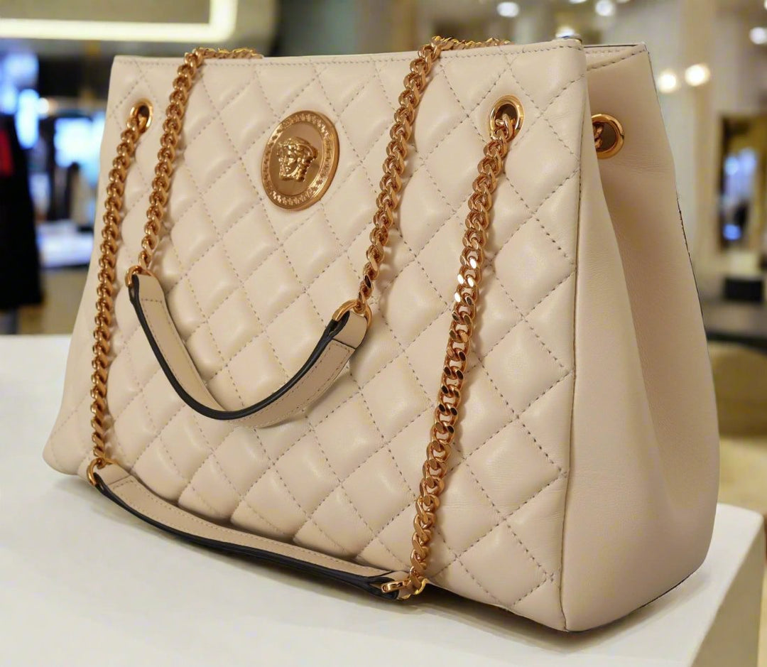 Bolso tote elegante de piel napa acolchada color blanco de VERSACE