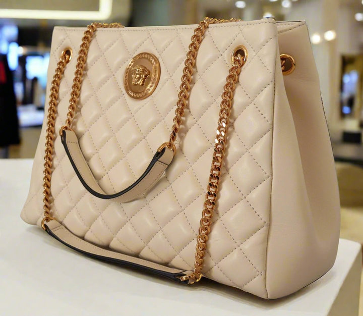 Bolso tote elegante de piel napa acolchada color blanco de VERSACE