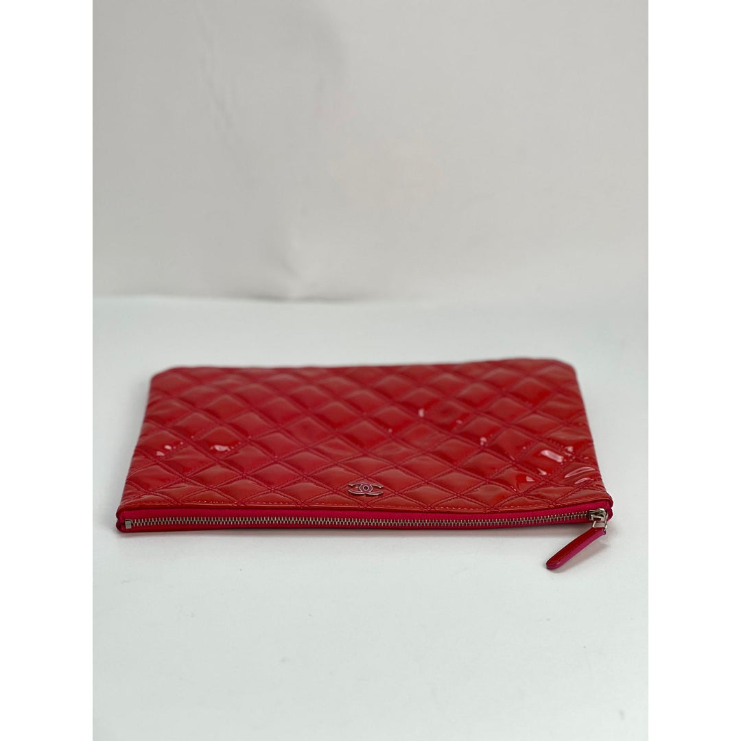 Chanel Medium dark pink patent quilted cosmetic case – STORE 7994