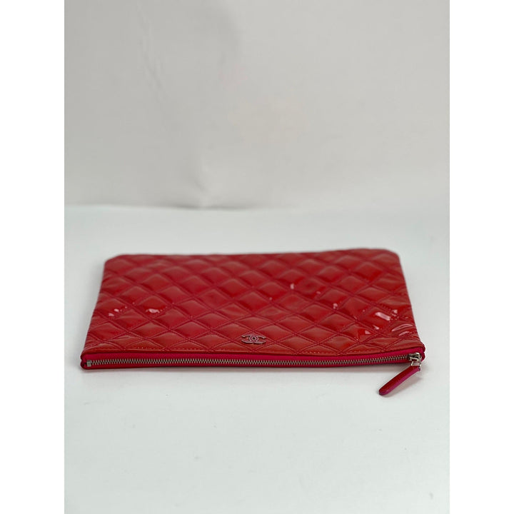 Chanel Medium dark pink patent quilted cosmetic case – STORE 7994