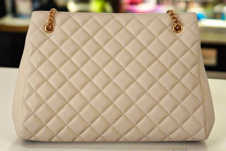 Bolso tote elegante de piel napa acolchada color blanco de VERSACE