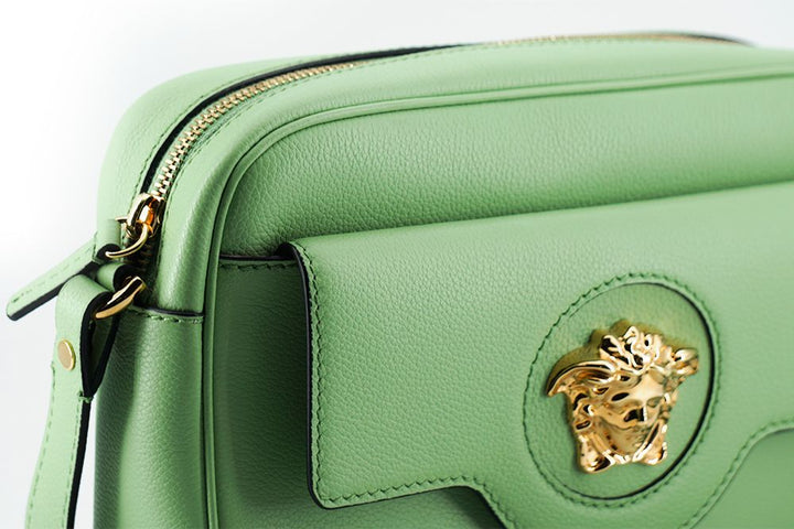 Elegante bolso de piel color verde menta para cámara VERSACE