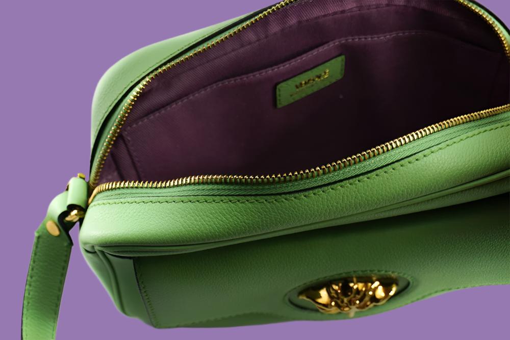 Elegante bolso de piel color verde menta para cámara VERSACE