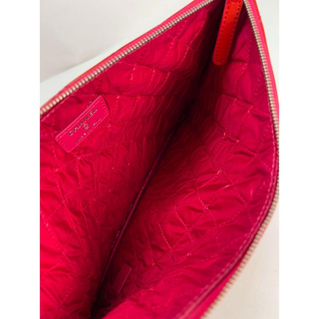 Chanel Medium dark pink patent quilted cosmetic case – STORE 7994