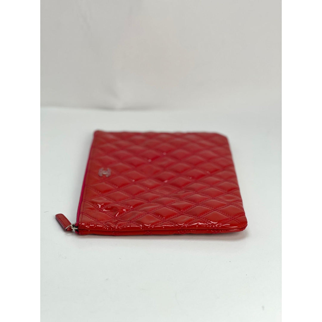 Chanel Medium dark pink patent quilted cosmetic case – STORE 7994