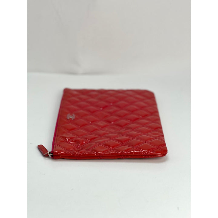 Chanel Medium dark pink patent quilted cosmetic case – STORE 7994