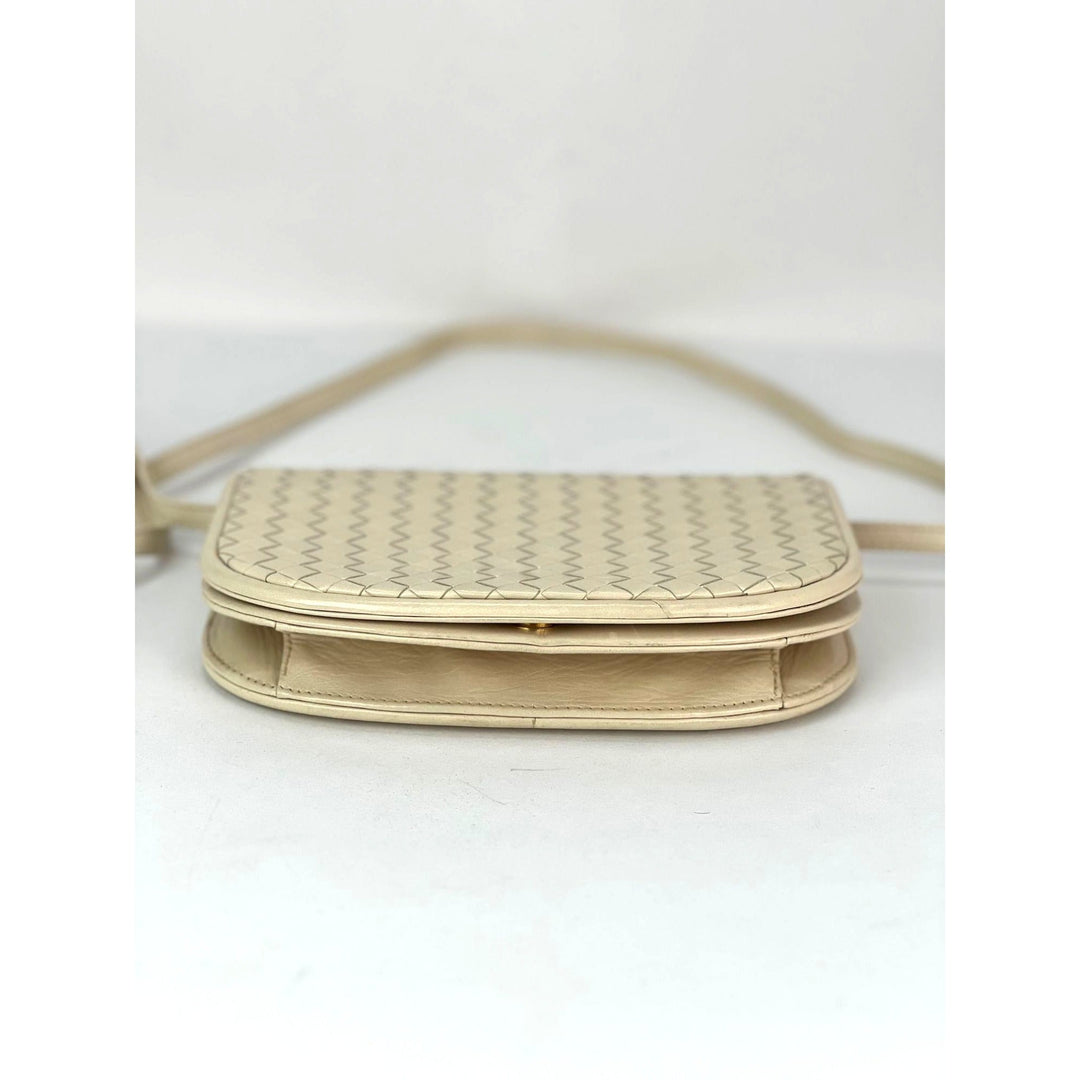 Bottega Veneta Intreciato white leather Shoulder Clutch Bag, luxury bags, pre-owned, very good condition, cream color, adjustable strap.