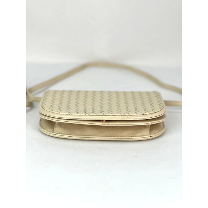 Bottega Veneta Intreciato white leather Shoulder Clutch Bag, luxury bags, pre-owned, very good condition, cream color, adjustable strap.
