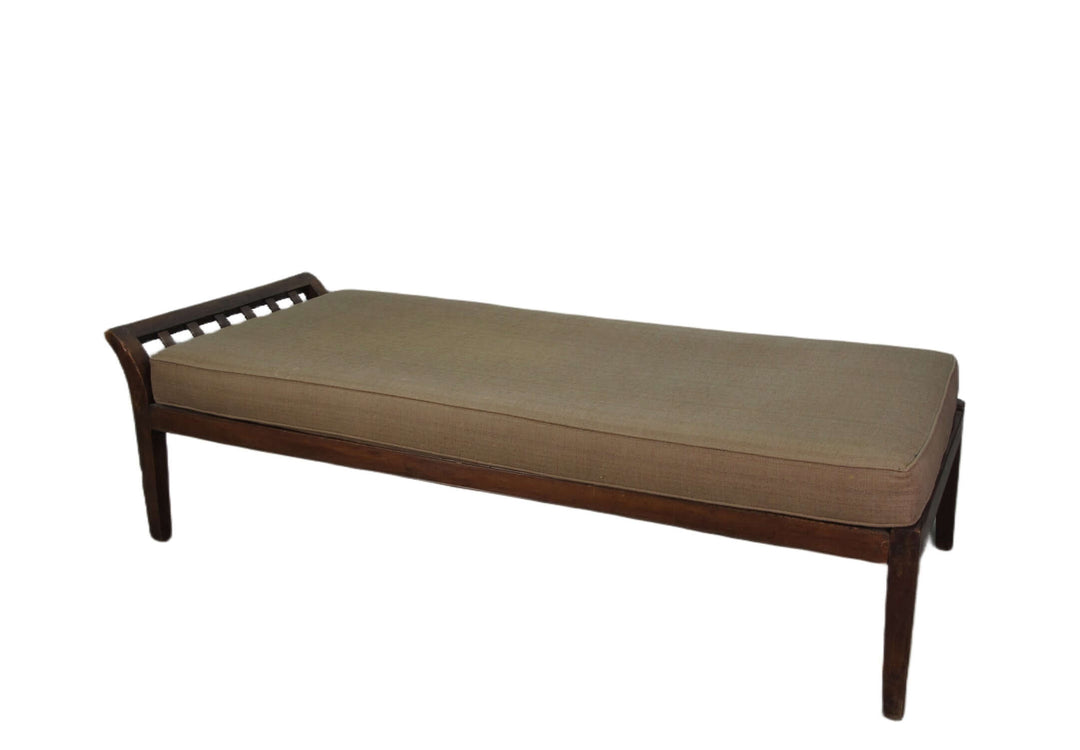 Upholstered Dutch Colonia Daybed