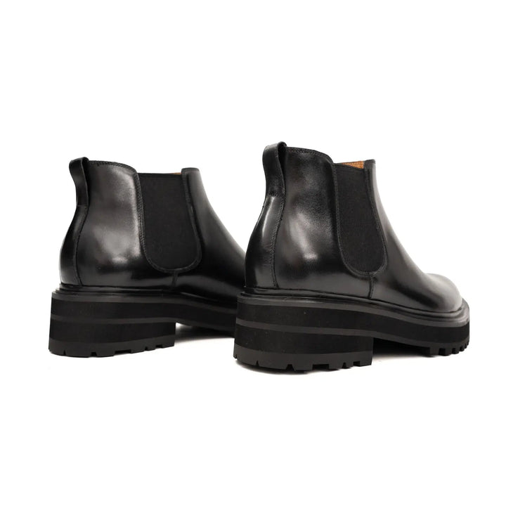 DV DIVINCH men’s shoes, handcrafted leather shoes, calfskin footwear, men’s designer shoes, leather dress shoes, brogue shoes, Derby shoes, Oxford shoes, monk strap shoes, Chelsea boots, lug sole footwear
