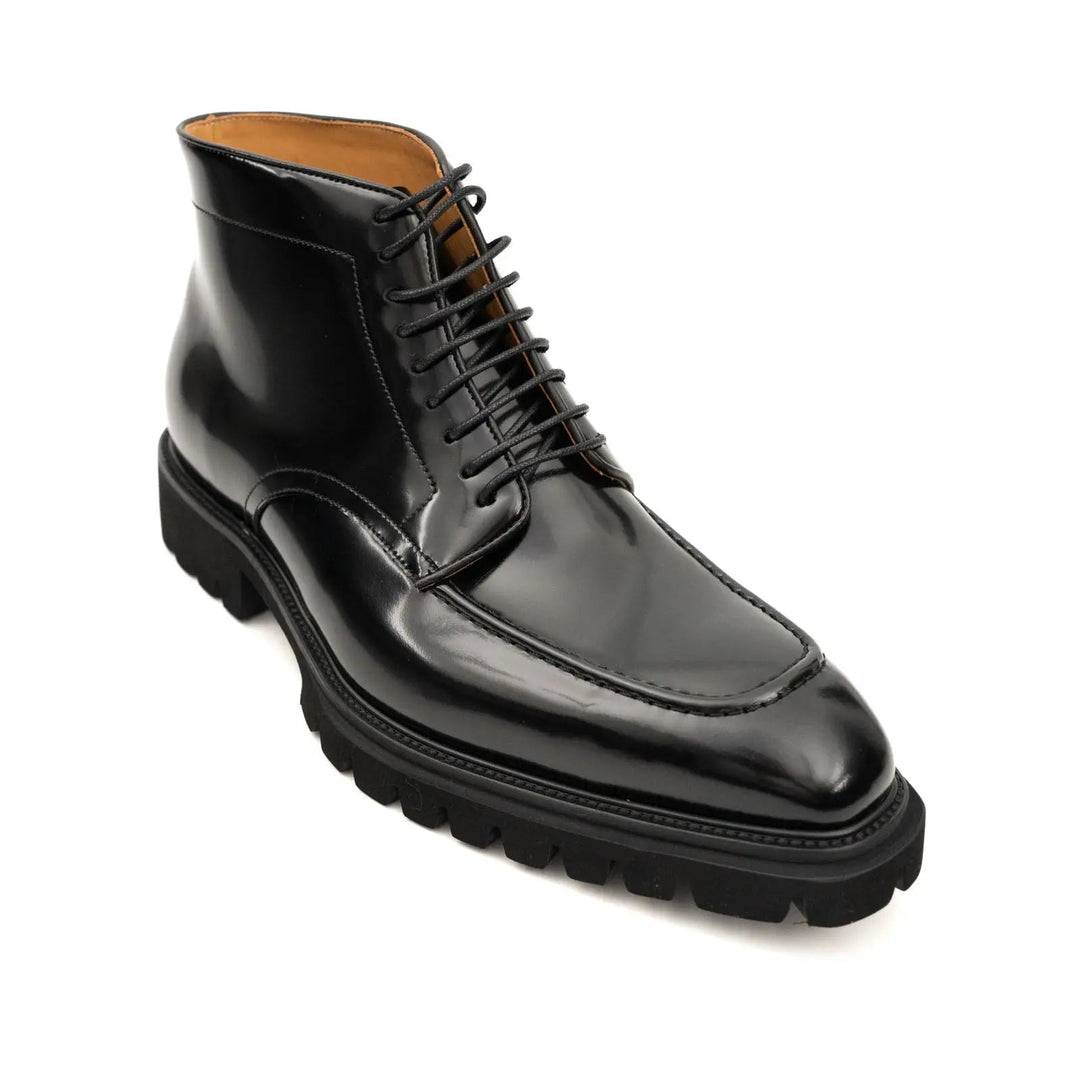 DV DIVINCH men’s shoes, handcrafted leather shoes, calfskin footwear, men’s designer shoes, leather dress shoes, brogue shoes, Derby shoes, Oxford shoes, monk strap shoes, Chelsea boots, lug sole footwear