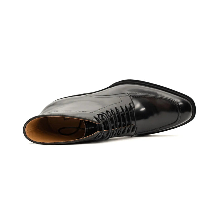 DV DIVINCH men’s shoes, handcrafted leather shoes, calfskin footwear, men’s designer shoes, leather dress shoes, brogue shoes, Derby shoes, Oxford shoes, monk strap shoes, Chelsea boots, lug sole footwear