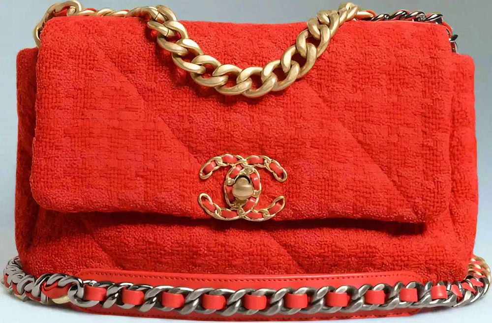 Preloved CHANEL classic quilted handbag front view Authentic CHANEL black leather flap bag CHANEL gold chain shoulder bag – preloved Vintage CHANEL logo clutch purse Secondhand CHANEL luxury tote with dust bag