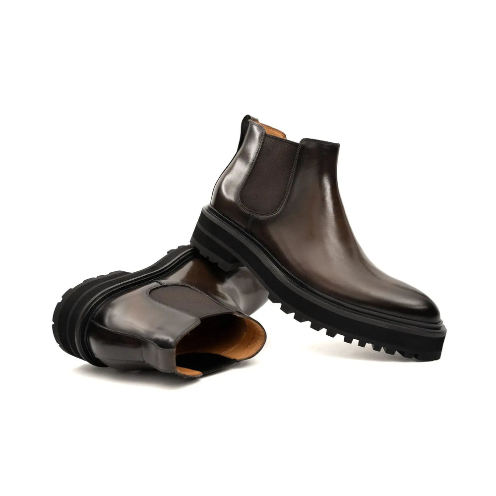 DV DIVINCH men’s shoes, handcrafted leather shoes, calfskin footwear, men’s designer shoes, leather dress shoes, brogue shoes, Derby shoes, Oxford shoes, monk strap shoes, Chelsea boots, lug sole footwear