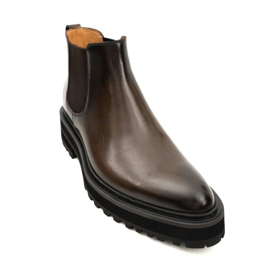DV DIVINCH men’s shoes, handcrafted leather shoes, calfskin footwear, men’s designer shoes, leather dress shoes, brogue shoes, Derby shoes, Oxford shoes, monk strap shoes, Chelsea boots, lug sole footwear