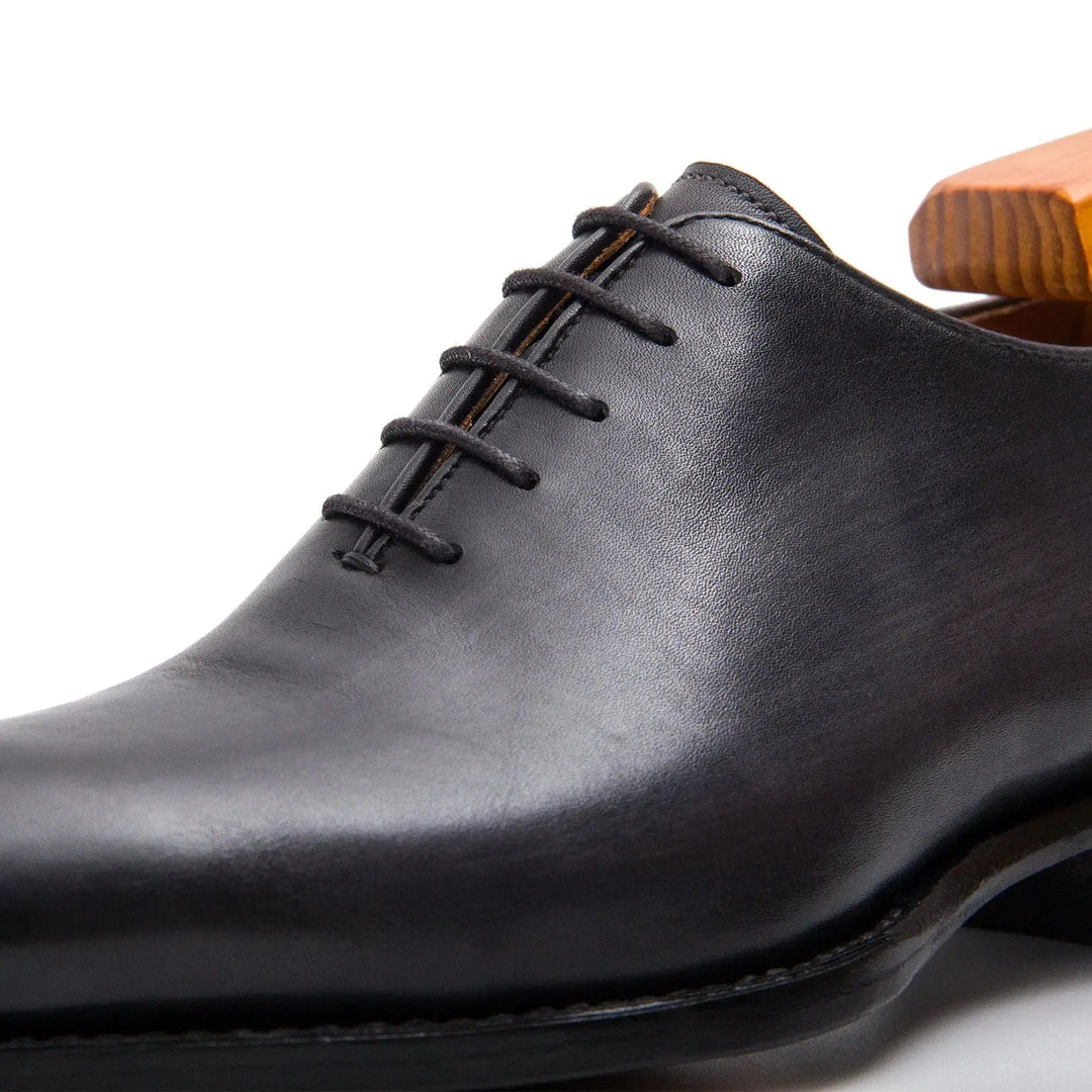 DV DIVINCH men’s shoes, handcrafted leather shoes, calfskin footwear, men’s designer shoes, leather dress shoes, brogue shoes, Derby shoes, Oxford shoes, monk strap shoes, Chelsea boots, lug sole footwear