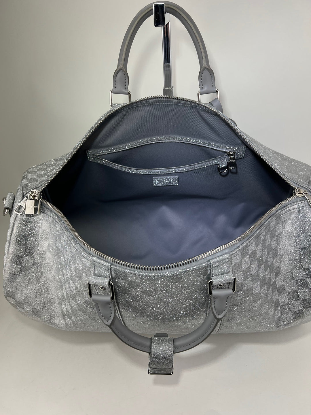 Louis Vuitton Keepall Bandoulière 50B silver glitter Damier duffle bag – STORE 7994