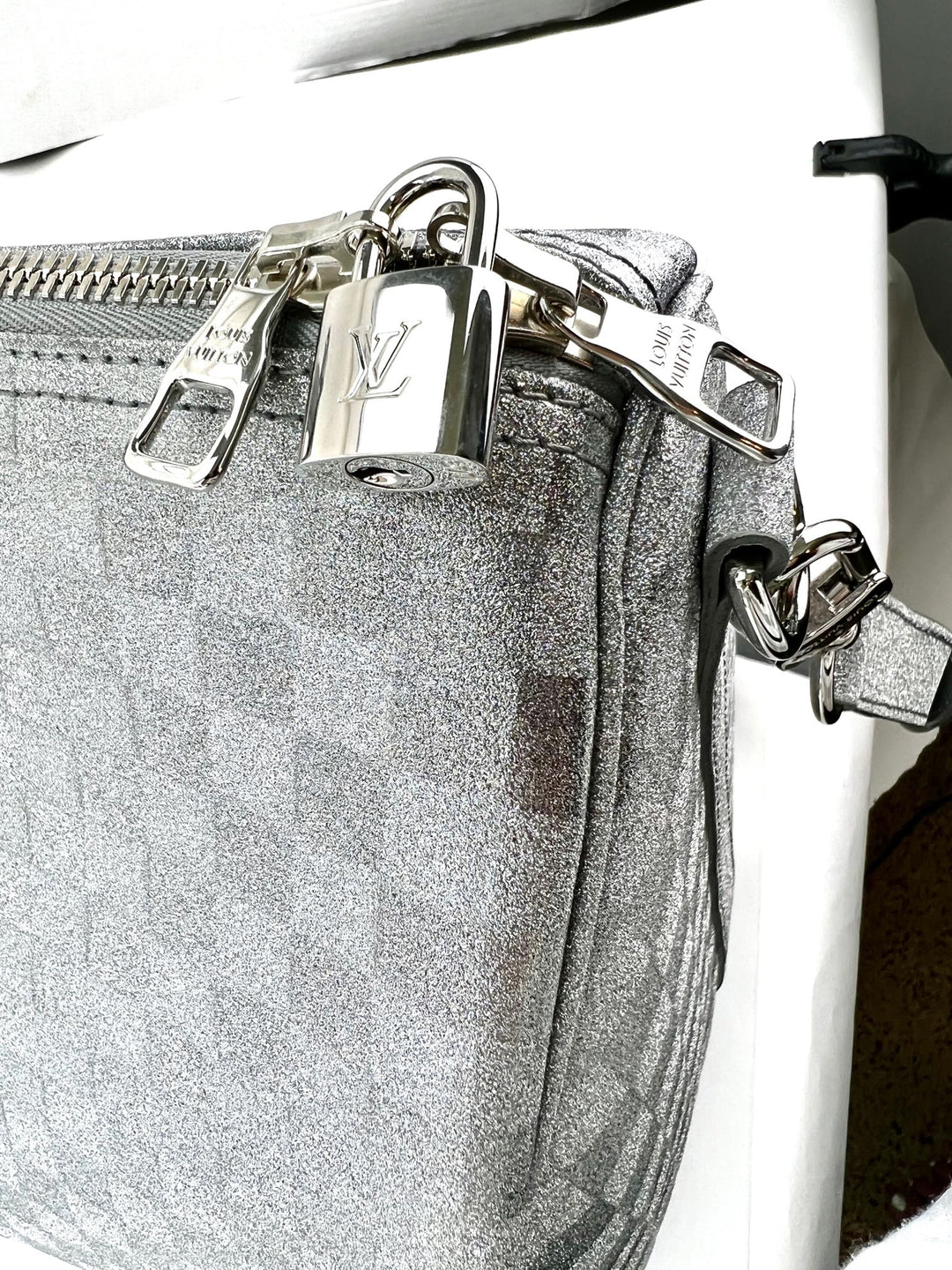 Louis Vuitton Keepall Bandoulière 50B silver glitter Damier duffle bag – STORE 7994