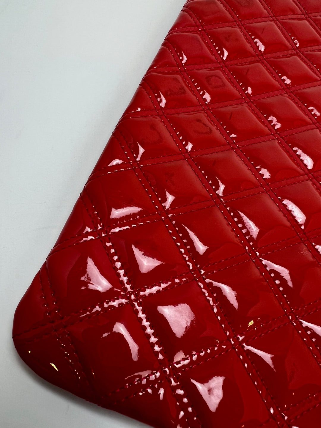 Chanel Medium dark pink patent quilted cosmetic case – STORE 7994