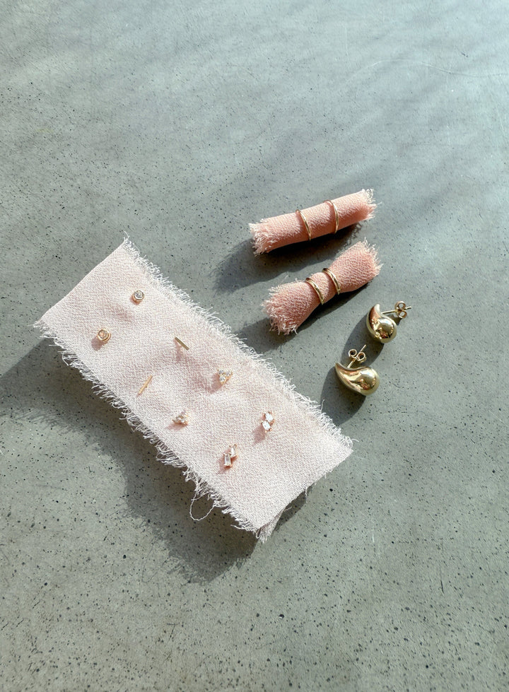 AURORA BAR EARRINGS 14KT YELLOW GOLD
