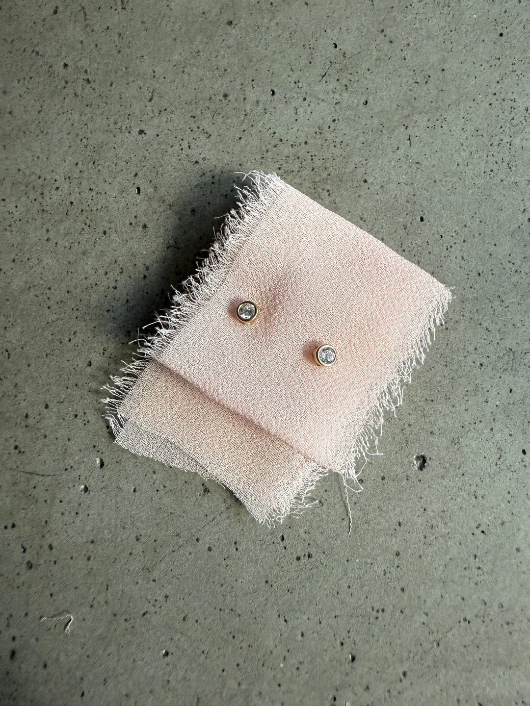 GOLDEN HALO STUDS 14KT YELLOW GOLD