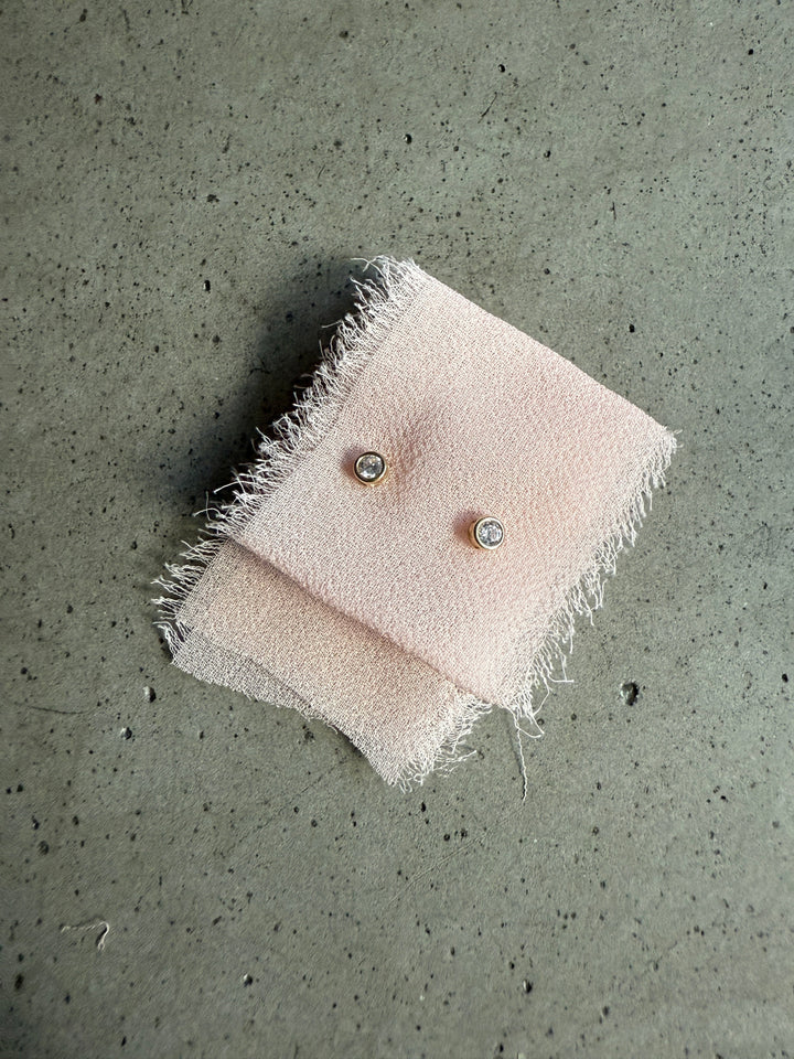 GOLDEN HALO STUDS 14KT YELLOW GOLD