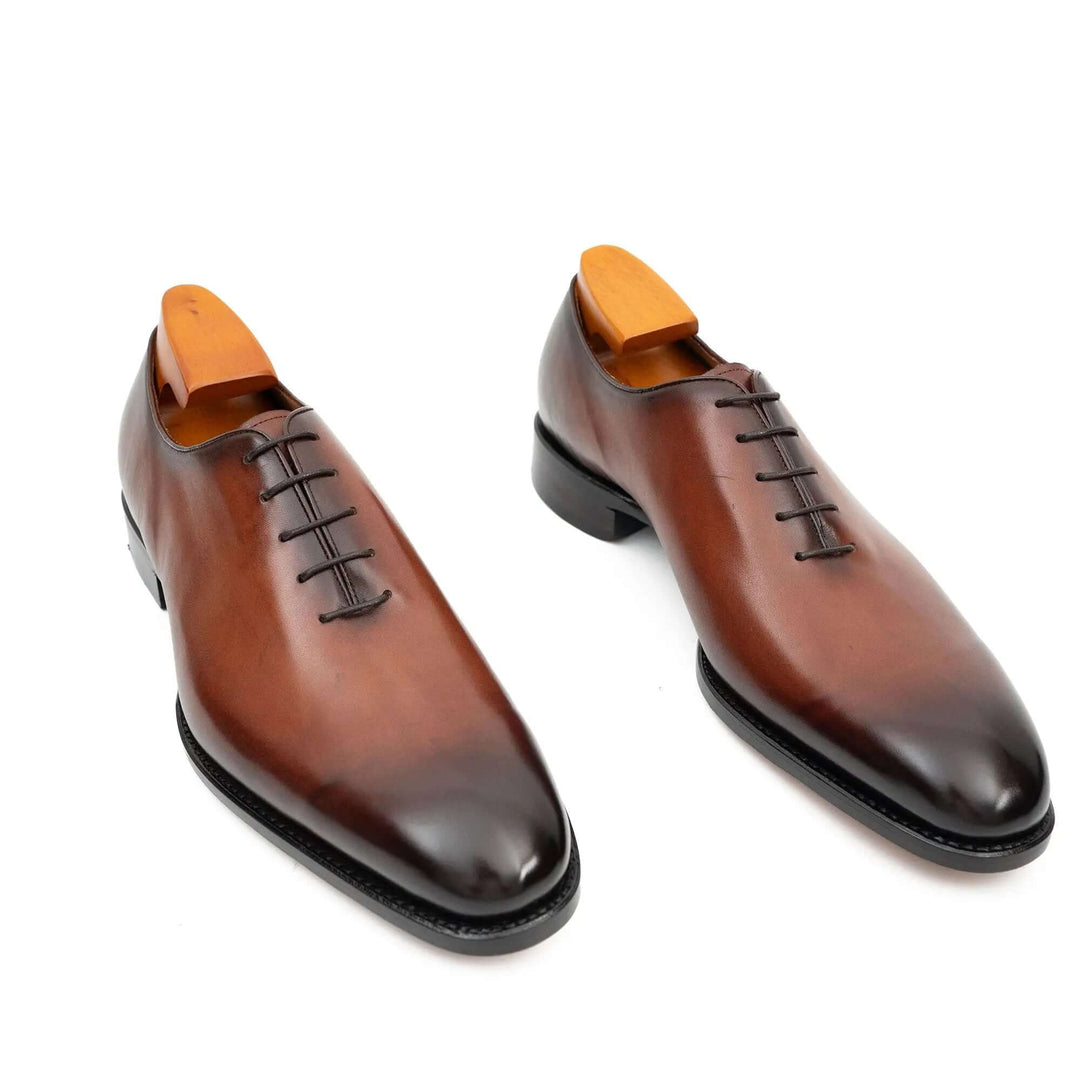 Seamless Goodyear men is Oxford dress shoes in brown calfskin, handcrafted leather with lace detail and pointed toe.