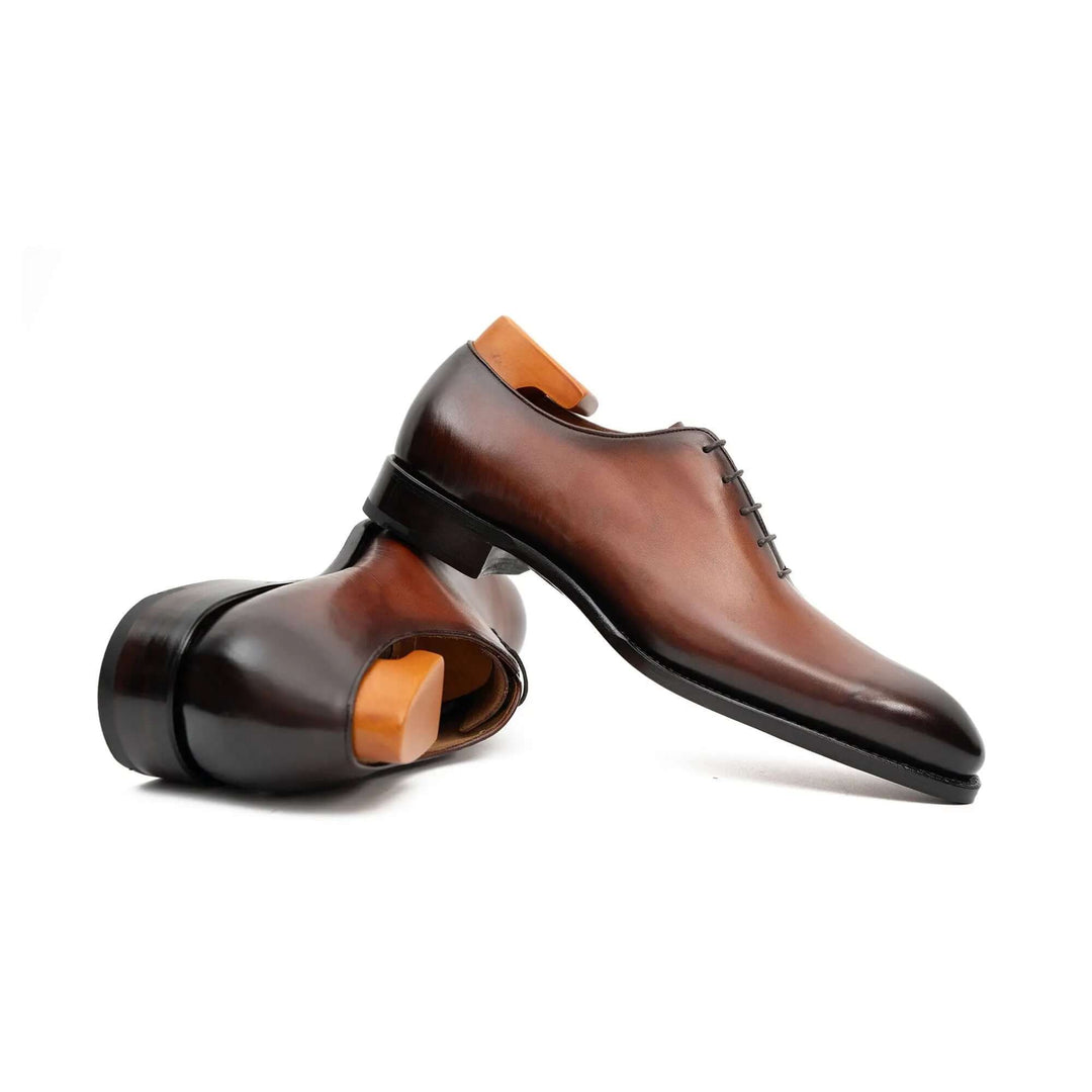 Seamless Goodyear men is Oxford dress shoes in polished brown calfskin with sleek design and lace-up detail.
