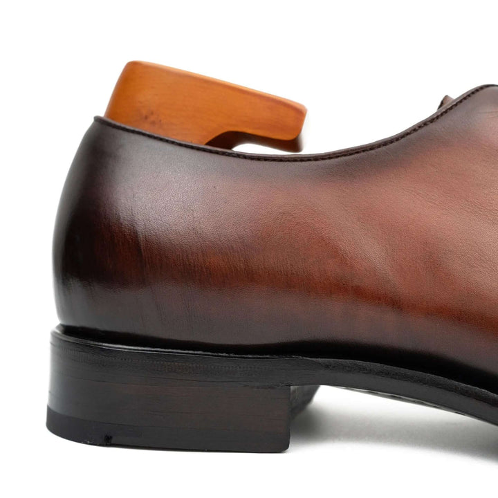 Seamless Goodyear men is Oxford dress shoes, detail view of calfskin heel and wood accent, handcrafted leather shoes by DV DIVINCH.