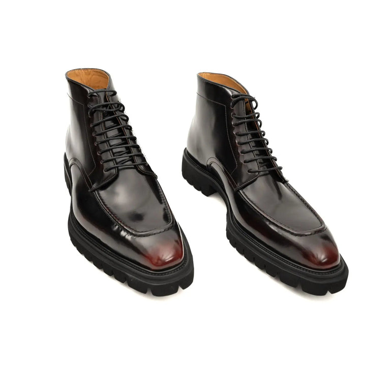 DV DIVINCH men’s shoes, handcrafted leather shoes, calfskin footwear, men’s designer shoes, leather dress shoes, brogue shoes, Derby shoes, Oxford shoes, monk strap shoes, Chelsea boots, lug sole footwear