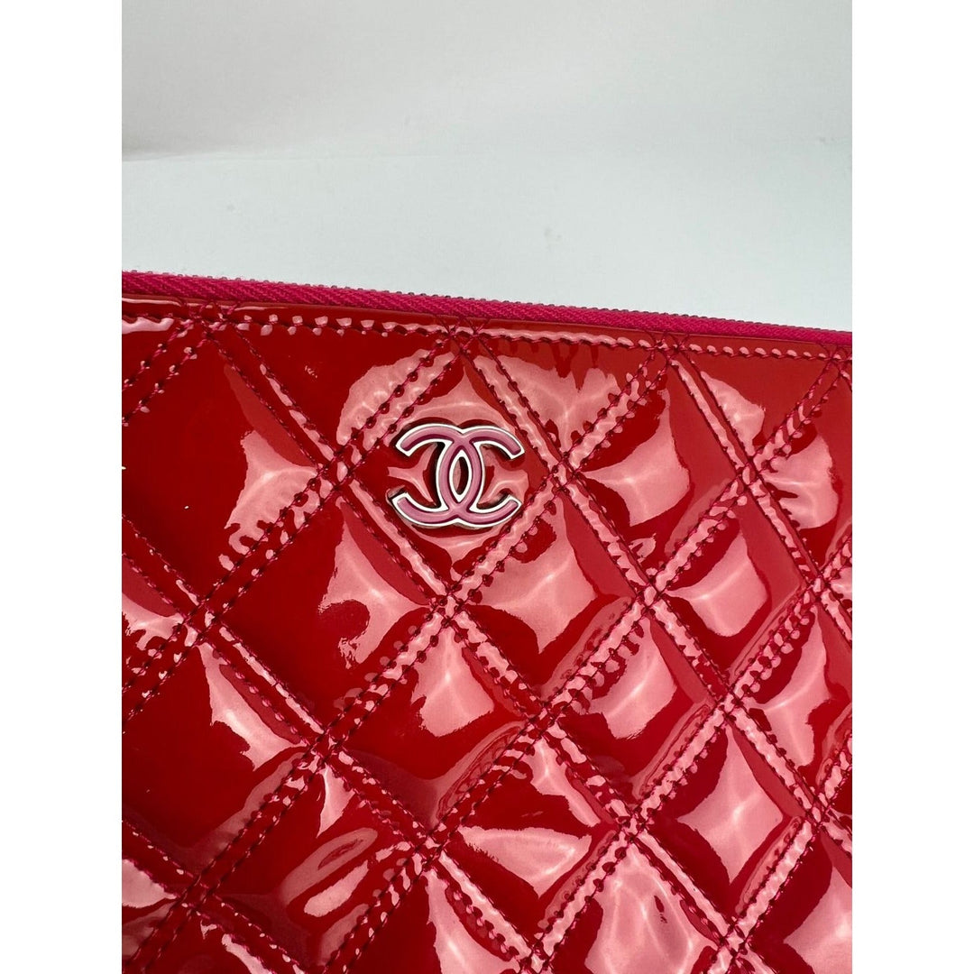 Chanel Medium dark pink patent quilted cosmetic case – STORE 7994