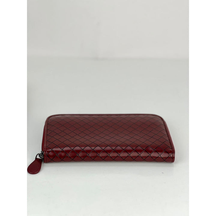 Bottega Veneta Burgundy Intrecciato leather zip wallet clutch – STORE 7994