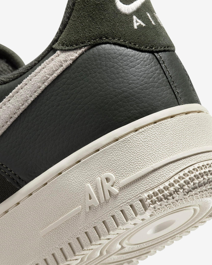 Nike Air Force 1 &