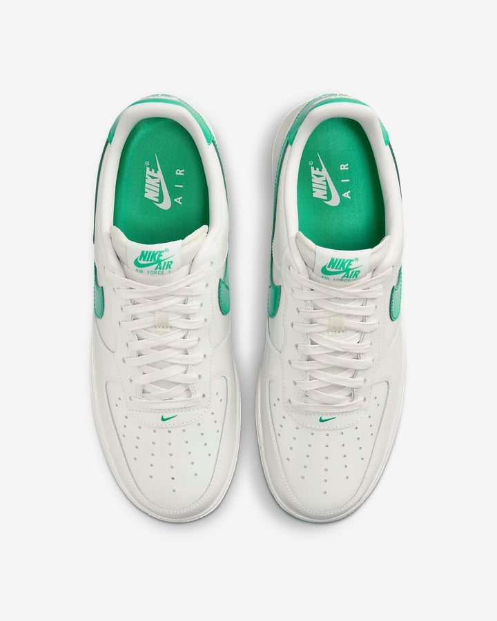 Nike Air Force 1 &