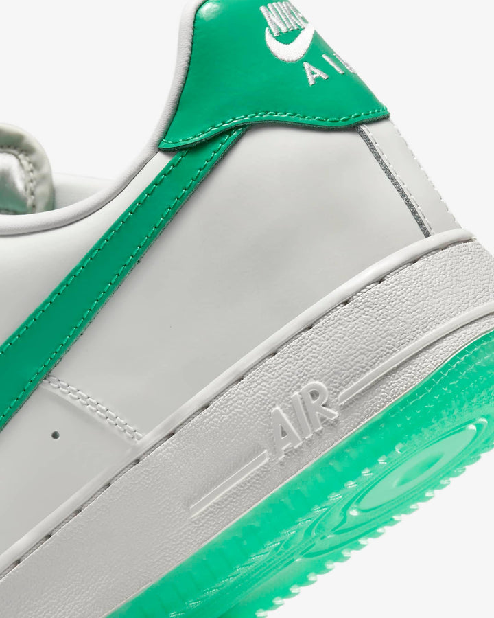 Nike Air Force 1 &