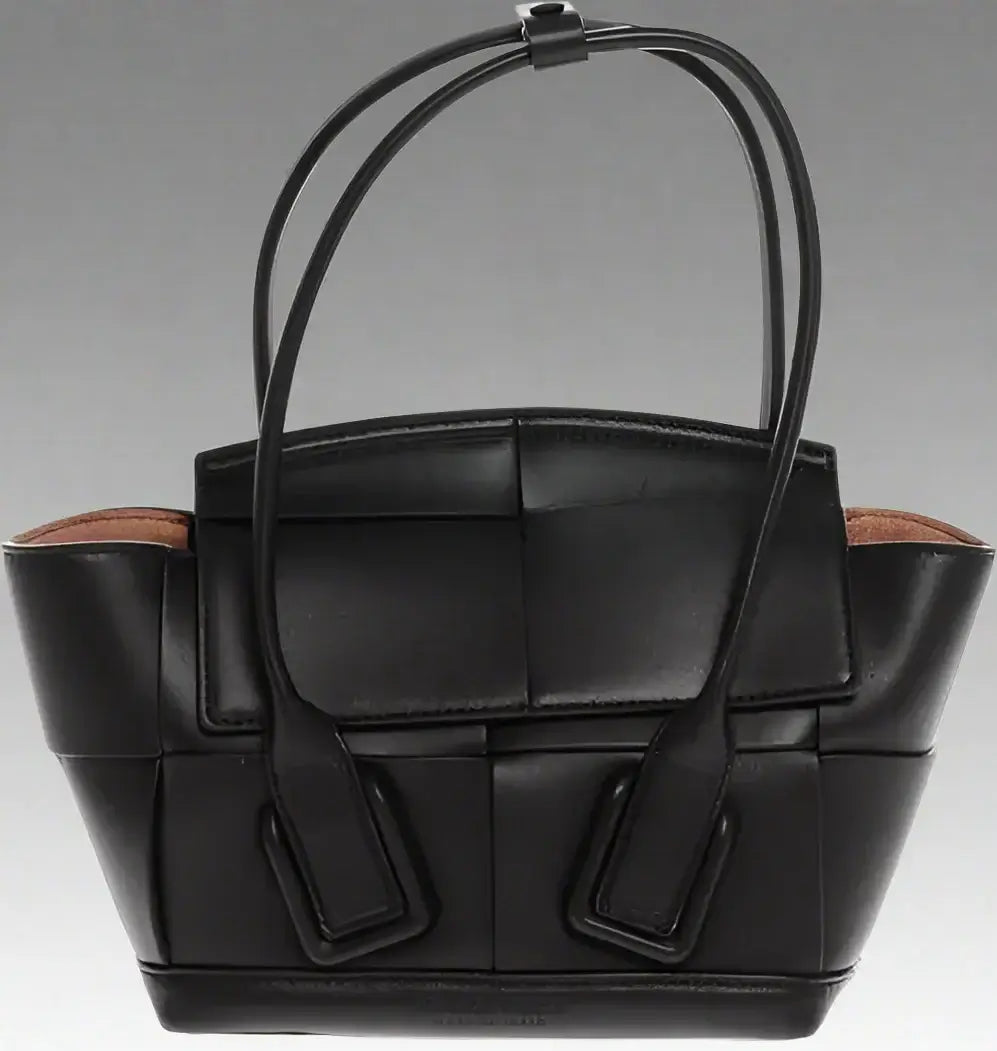 Description:

Details:
Autumn-Winter
Black
Removable shoulder strap
Adjustable shoulder strap
Handbag
Made in Italy
Casual
P688720
LxHxW: 27x18x9cm