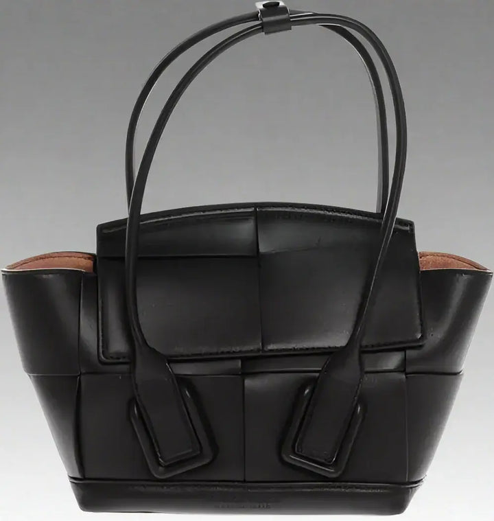Description:

Details:
Autumn-Winter
Black
Removable shoulder strap
Adjustable shoulder strap
Handbag
Made in Italy
Casual
P688720
LxHxW: 27x18x9cm