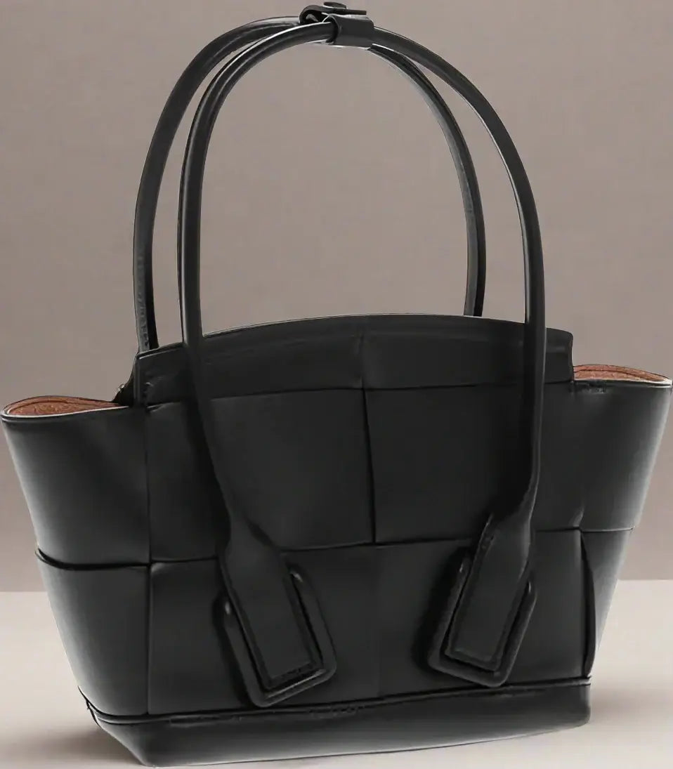 Description:

Details:
Autumn-Winter
Black
Removable shoulder strap
Adjustable shoulder strap
Handbag
Made in Italy
Casual
P688720
LxHxW: 27x18x9cm