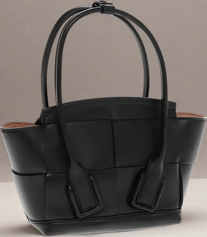 Description:

Details:
Autumn-Winter
Black
Removable shoulder strap
Adjustable shoulder strap
Handbag
Made in Italy
Casual
P688720
LxHxW: 27x18x9cm