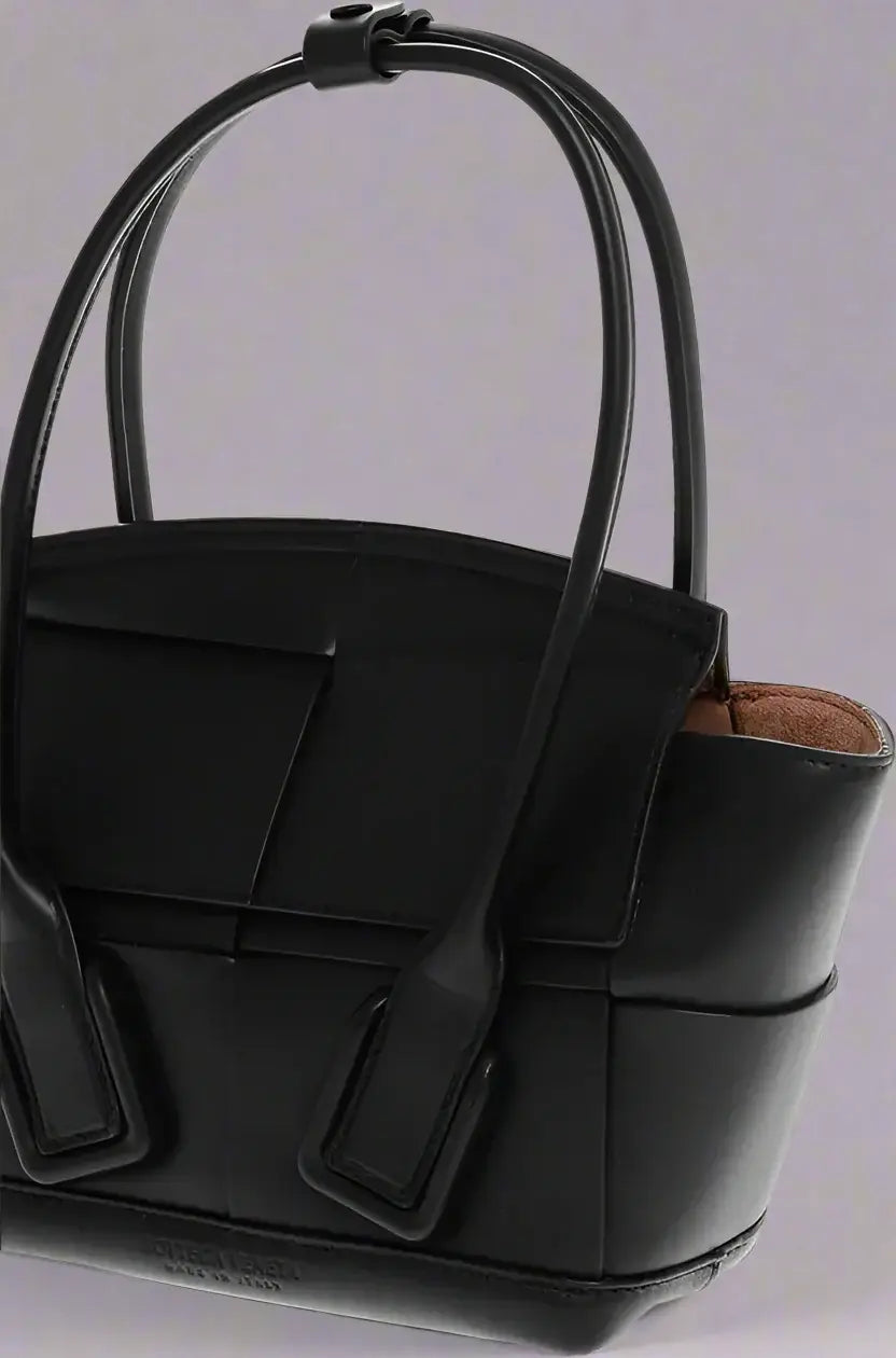 Description:

Details:
Autumn-Winter
Black
Removable shoulder strap
Adjustable shoulder strap
Handbag
Made in Italy
Casual
P688720
LxHxW: 27x18x9cm