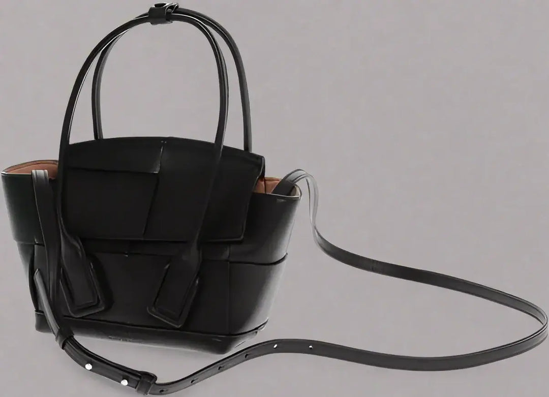 Description:

Details:
Autumn-Winter
Black
Removable shoulder strap
Adjustable shoulder strap
Handbag
Made in Italy
Casual
P688720
LxHxW: 27x18x9cm